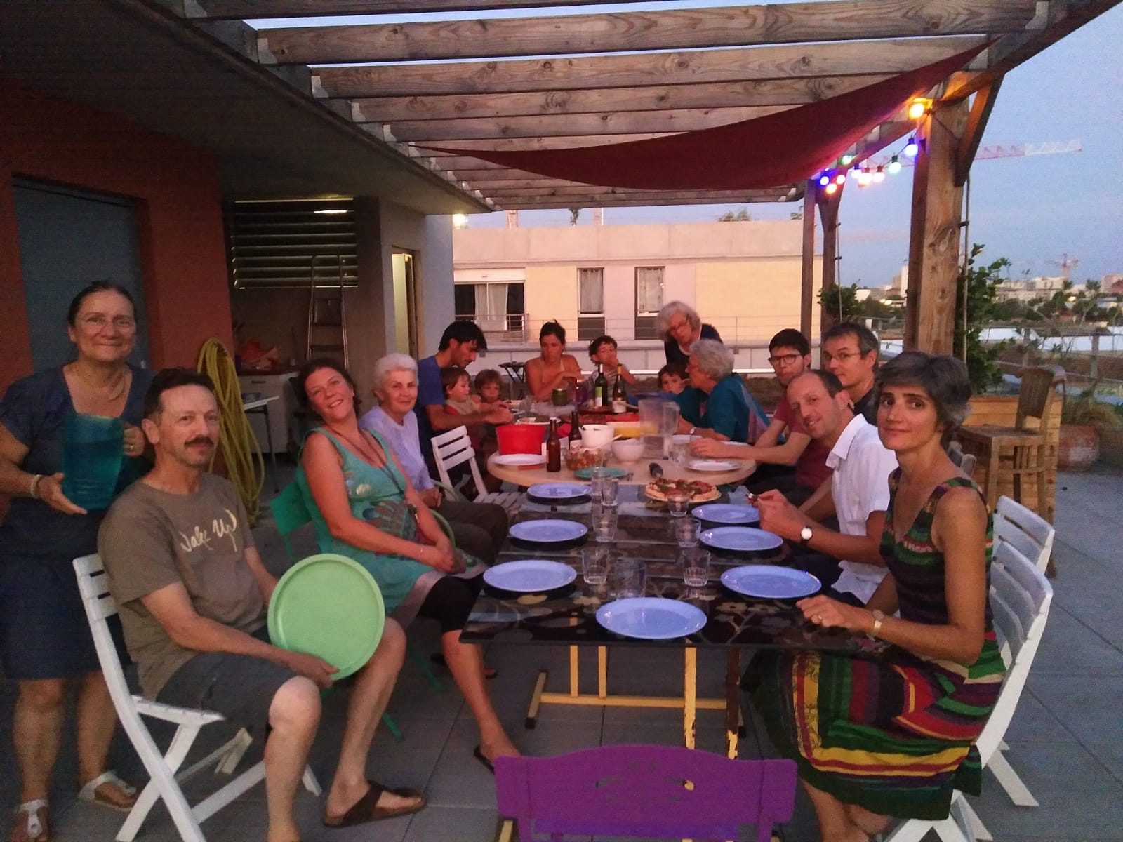 Repas sur le toit terrasse